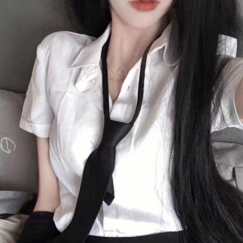 踉跄的女孩